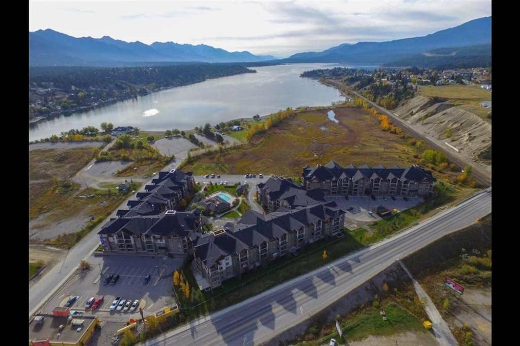 Rustic Modern 2 Bed 2 Bath With Lakeview Pool And Hot Tub Invermere Zewnętrze zdjęcie