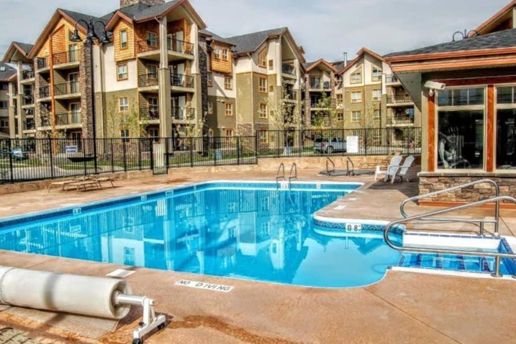 Rustic Modern 2 Bed 2 Bath With Lakeview Pool And Hot Tub Invermere Zewnętrze zdjęcie