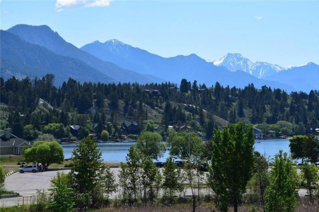 Rustic Modern 2 Bed 2 Bath With Lakeview Pool And Hot Tub Invermere Zewnętrze zdjęcie
