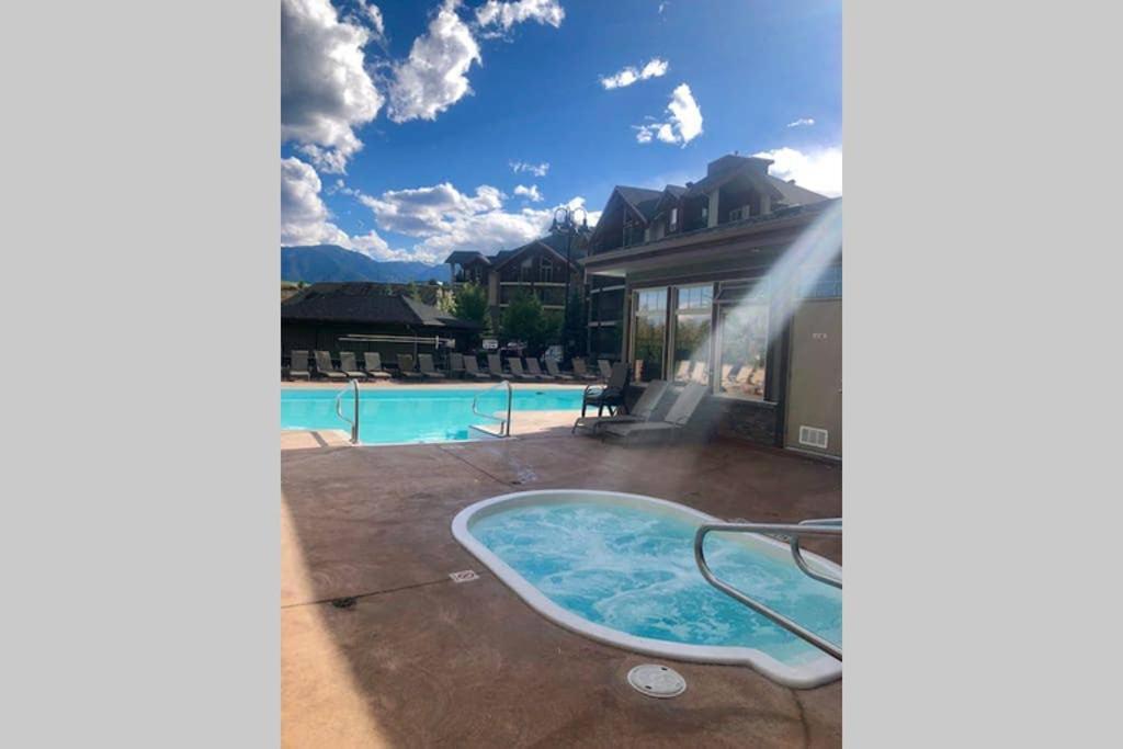 Rustic Modern 2 Bed 2 Bath With Lakeview Pool And Hot Tub Invermere Zewnętrze zdjęcie
